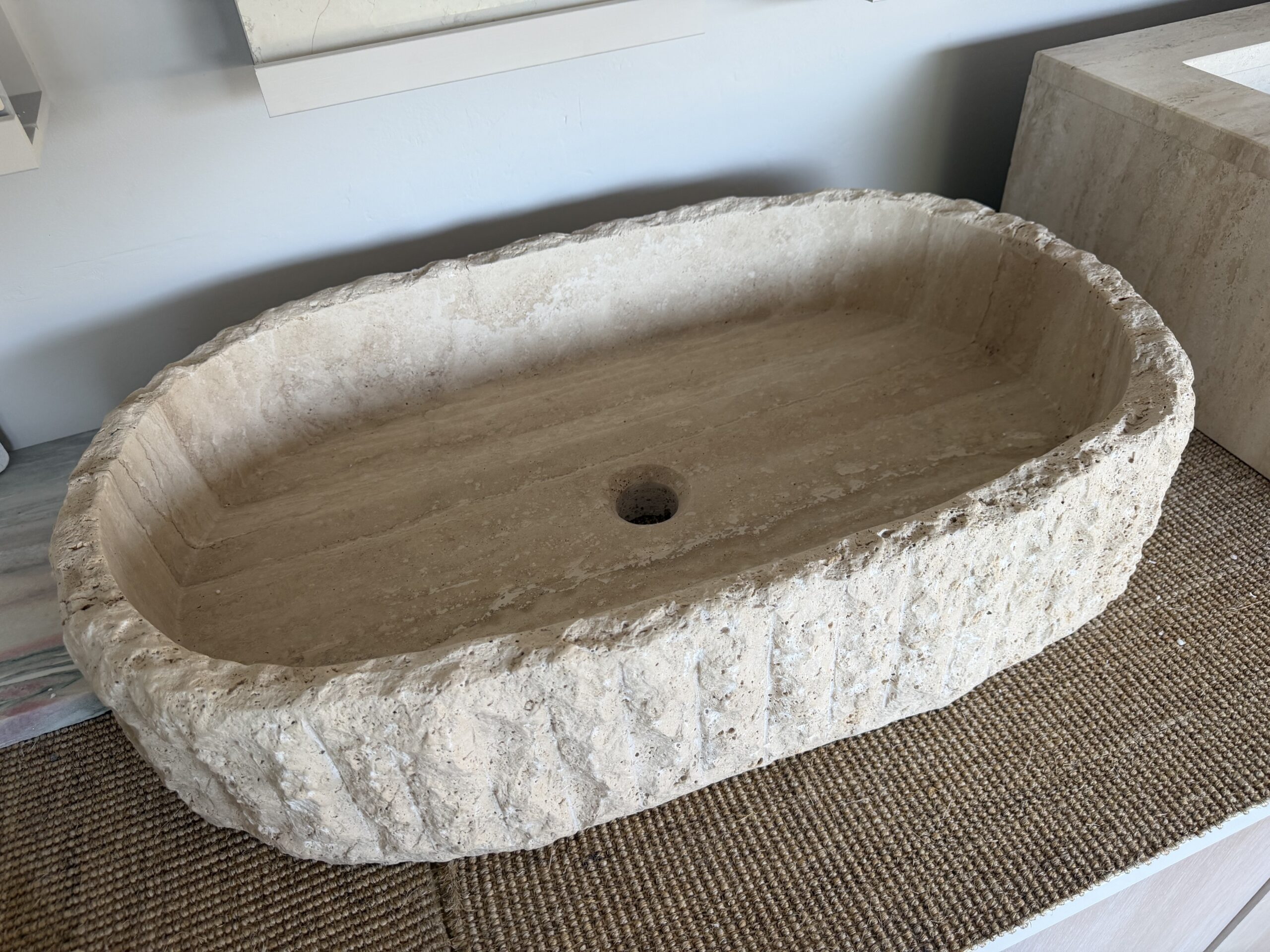 Håndhugget Travertinservant Oval 70×40
