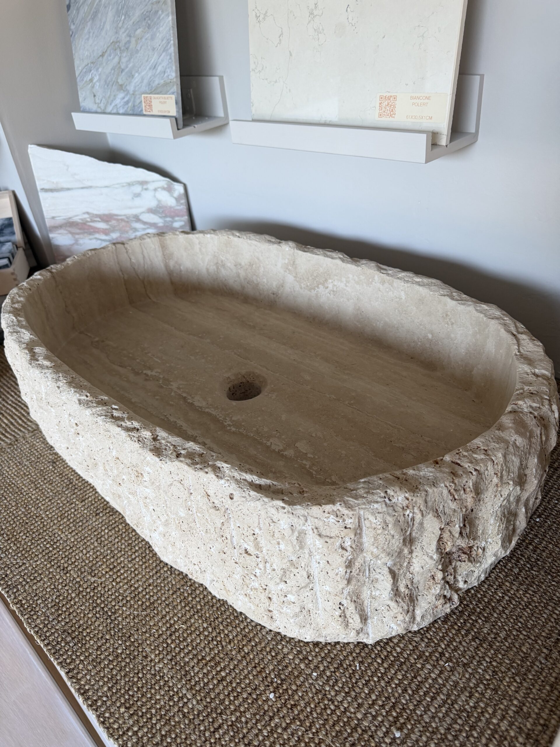 Håndhugget Travertinservant Oval 70×40