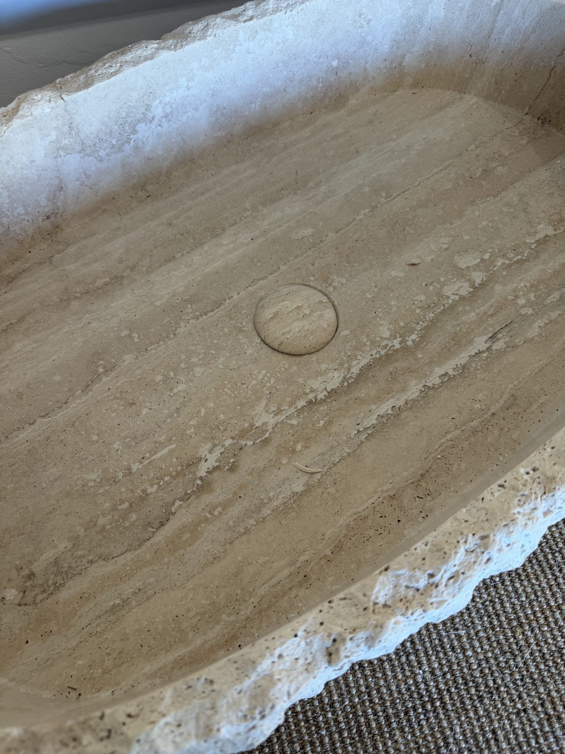Håndhugget Travertinservant Oval 70×40