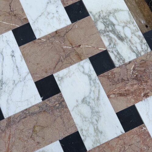 Historisk italiensk marmormønster i Calacatta Vagli, Breccia Pernice og Nero Marquina. Tre karakterfulle marmorsorter satt sammen i et tidløst mønster med røtter i klassisk italiensk stenhåndverk.