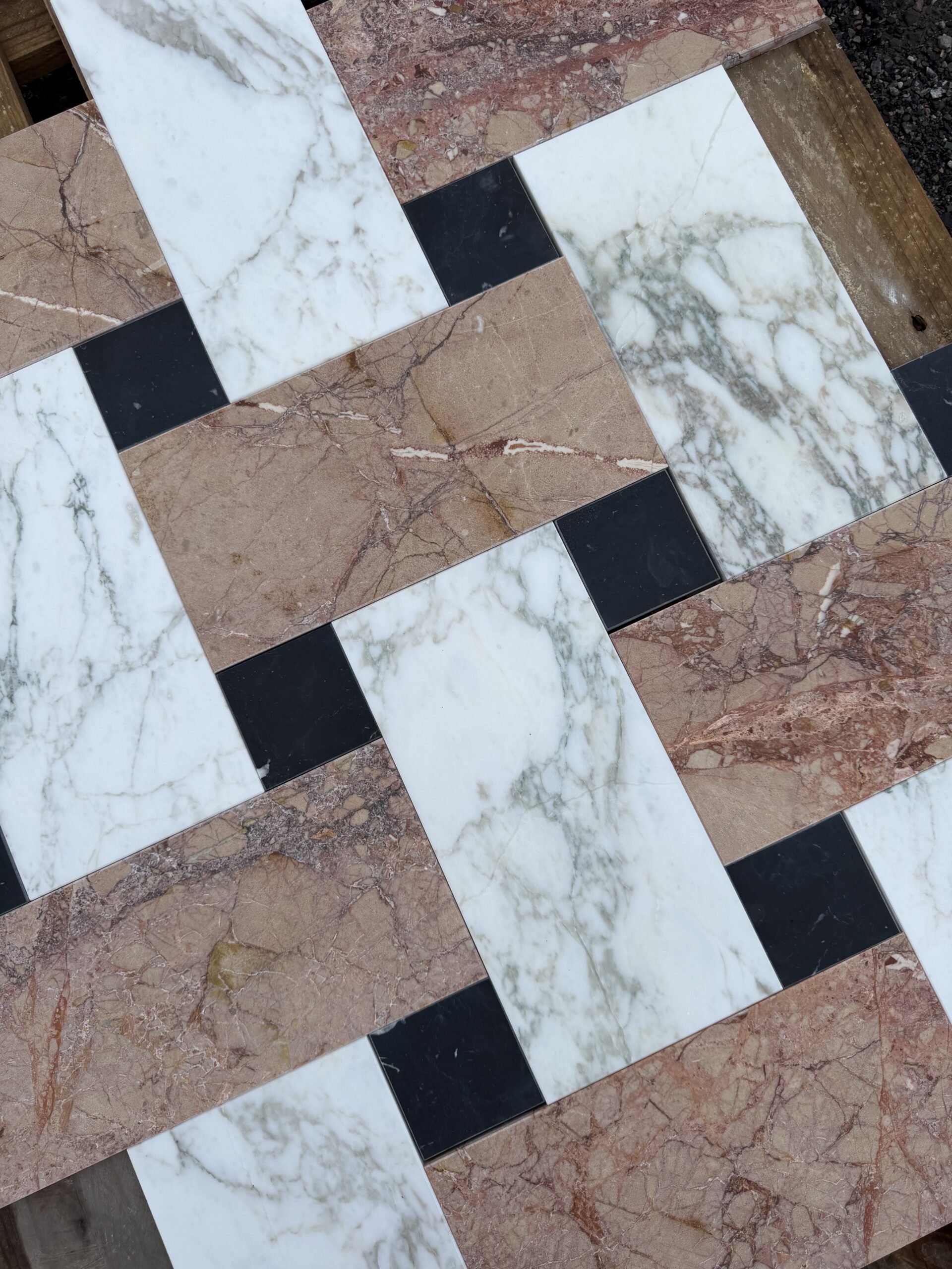 Historisk italiensk marmormønster i Calacatta Vagli, Breccia Pernice og Nero Marquina. Tre karakterfulle marmorsorter satt sammen i et tidløst mønster med røtter i klassisk italiensk stenhåndverk.