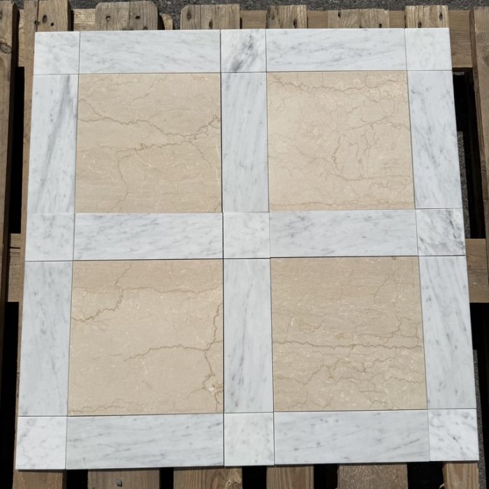 Marmorfliser i klassisk Cassettone mønster fra italia, hvit Carrara rammer inn beige Botticino marmor, for et varmt og elegant gulv.
