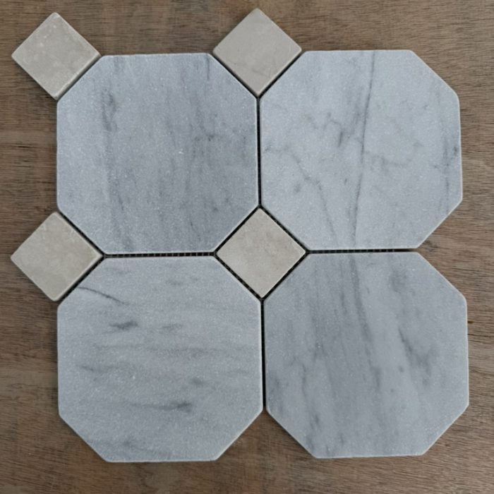 Marmorfliser Ottagono Carrara med lett trumlet antikk overflate og beige Botticino tosetter, for en varmere take på det tradisjonelle italienske gulvet.