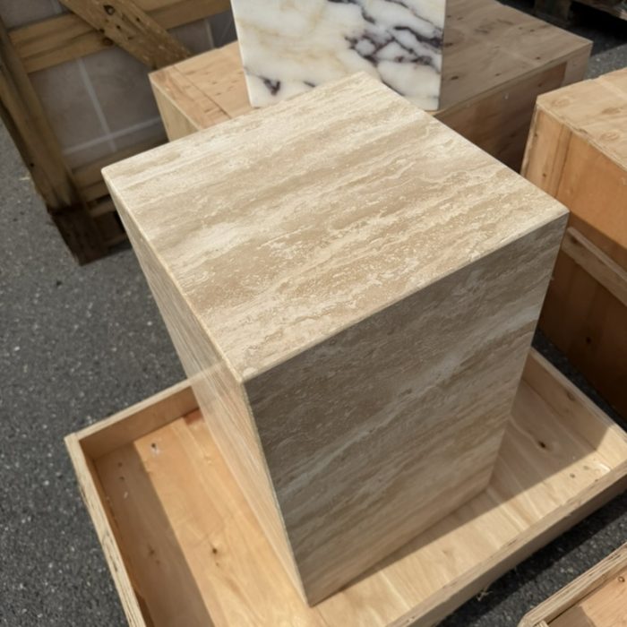 Pidestall i italiensk travertin kalksten, marmor, natursten, beige