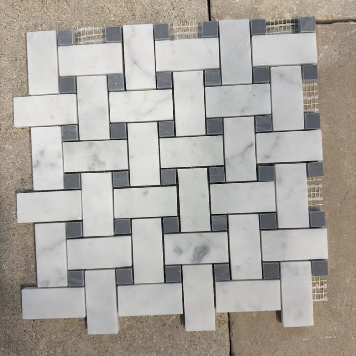 Marmormosaikk Basket Weave klassisk flettemønster med Bardiglio marmor for dusere kontrast