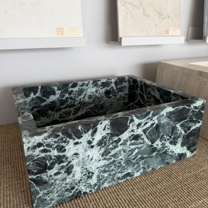 Servant i Verde Alpi marmor – liten stenvask perfekt til gjestebad og små bad.