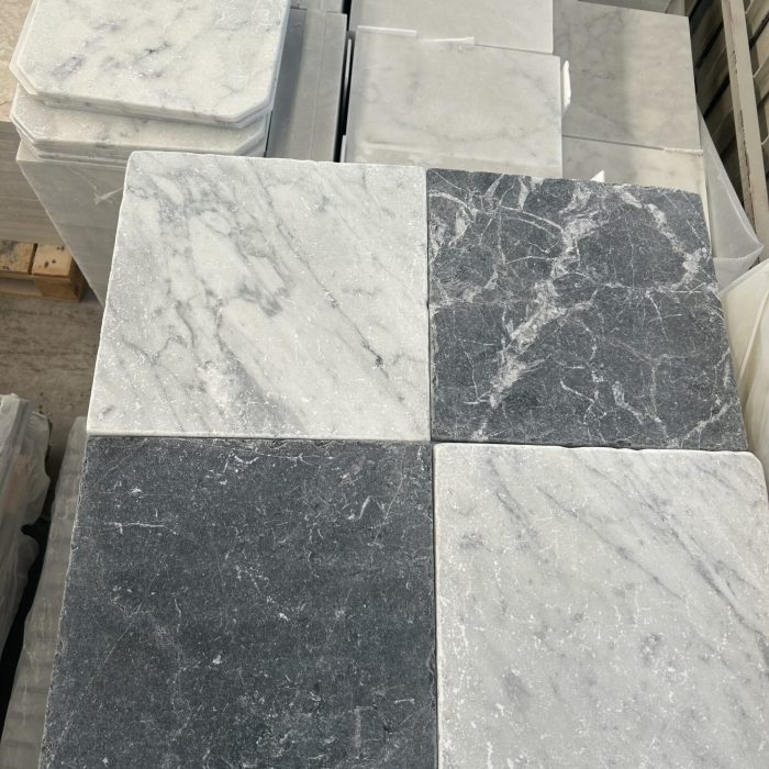 Sjakkgulv i klassisk hvit Carrara kombinert med sort Nero Marquina-marmor med antikk finish. Hver flis er nøye bearbeidet for å gjenskape det tidløse, patinerte uttrykket fra gamle svart-hvite sjakkgulv i italienske og franske palasser.